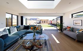 Luxury Designer Coastal Home For 10 With Hot Tub